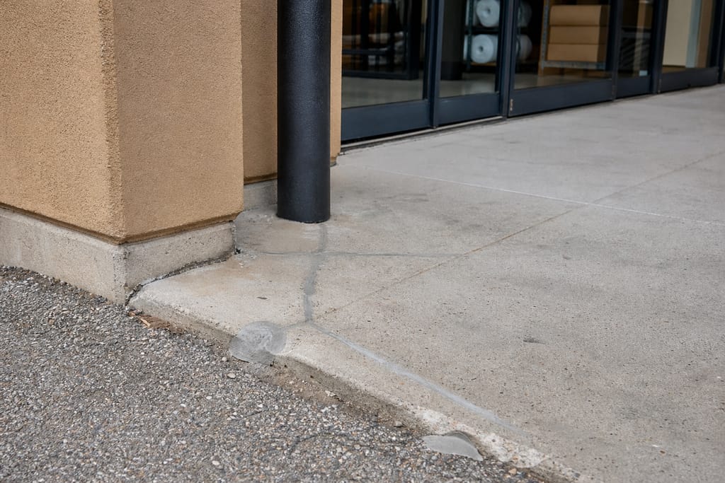 Hydraulic cement patching compound photo